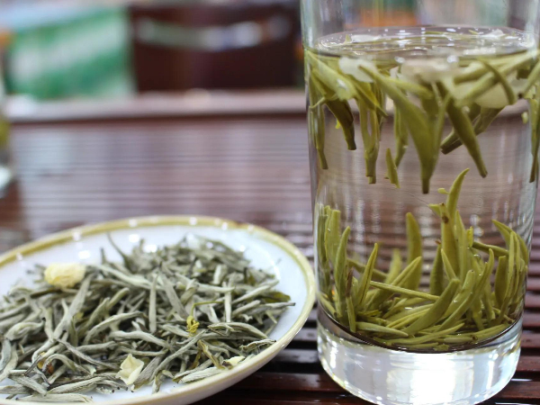 玻璃杯沖泡白毫銀針